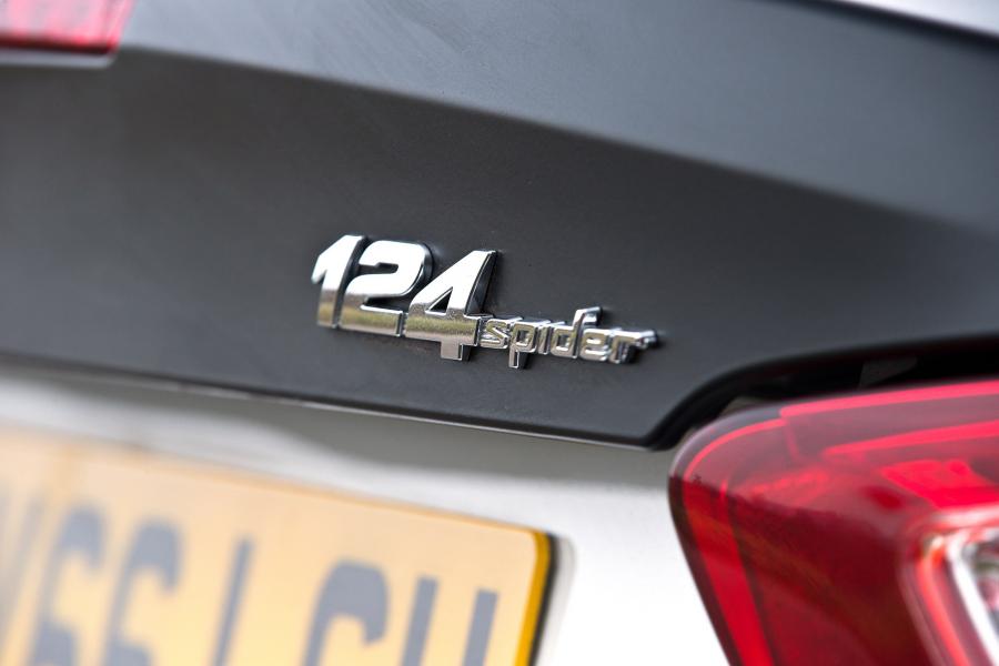 Логотип Abarth 124 Spider (348) 2016 года  (UK) (фото 10 из 24)
